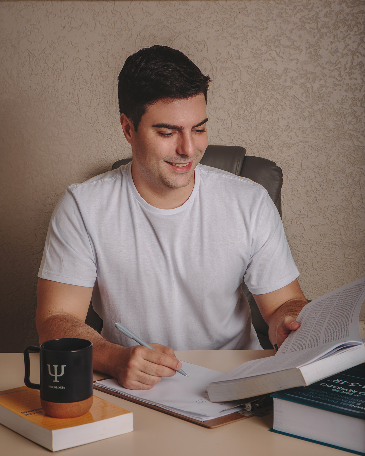 Psicólogo em Araraquara Carlos Velloso em consultório realizando atendimento psicológico com foco em ansiedade, emoções e saúde mental