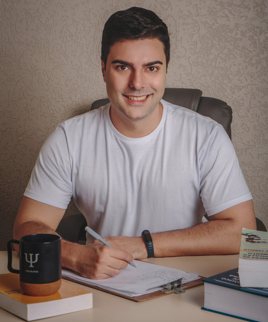Psicólogo Carlos Velloso em atendimento no consultório em Araraquara, especializado em terapia para ansiedade, emoções e relacionamentos